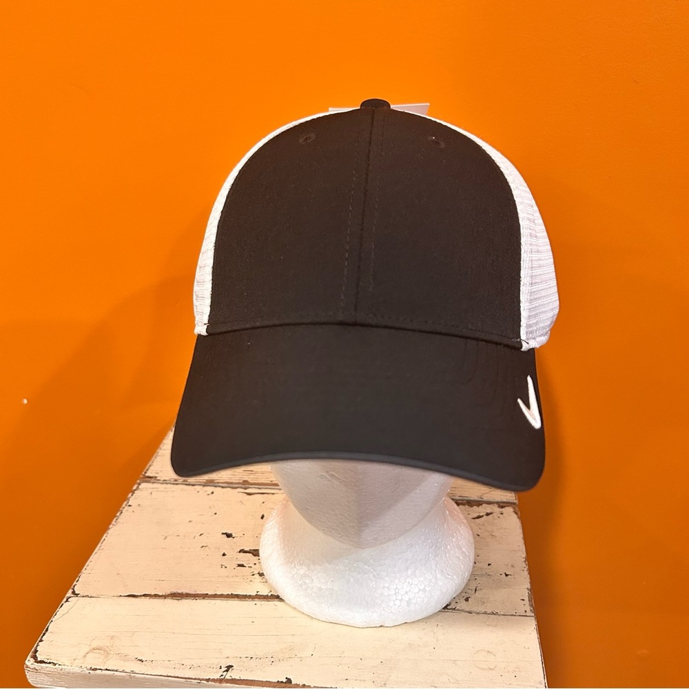 Nike White and Black Mesh Cap dry fit adult unisex. (New)